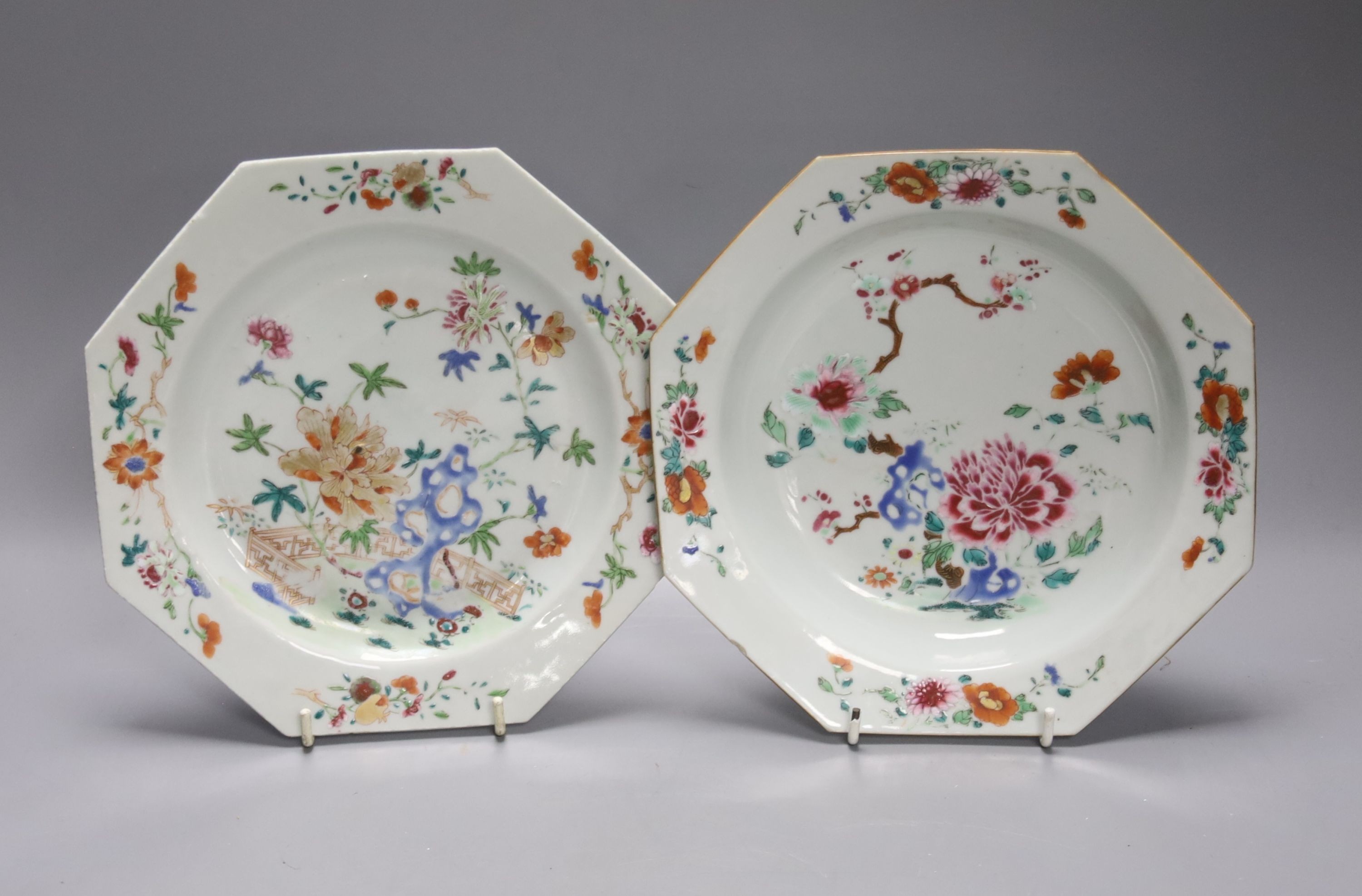 Two Chinese Qianlong famille rose octagonal plates, 21cm